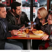 Enrico Brignano, Luca Angeletti, Rosaria Russo Marco Todsico e  in una scena della fiction Fratelli Detective