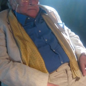Enzo Vitagliano interpreta il 'Capo Supremo' nel film Oggi Sposi di Luca Lucini