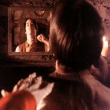 La mano di Gary Oldman sfiora Keanu Reeves nel film Dracula di Bram Stoker