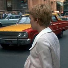 Mia Farrow a passeggio per New York nel film Rosemary's baby - Nastro rosso a New York