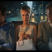 Mia Farrow con John Cassavetes e Ralph Bellamy nel film Rosemary's baby - Nastro rosso a New York