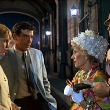 Mia Farrow con John Cassavetes, Ruth Gordon e Sidney Blackmer nel film Rosemary's baby