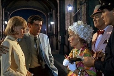 Mia Farrow con John Cassavetes, Ruth Gordon e Sidney Blackmer nel film Rosemary's baby