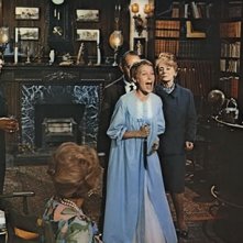 Mia Farrow con Ruth Gordon e Phil Leeds nel film Rosemary's baby - Nastro rosso a New York