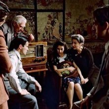 Adrien Brody con Frank Finlay, Maureen Lipman, Jessica Kate Meyer, Julia Rayner e Ed Stoppard ne Il Pianista