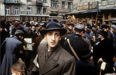 Adrien Brody in una scena del film Il pianista