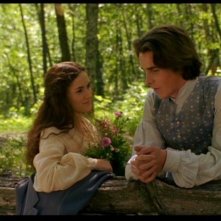 Christian Bale con Winona Ryder in una sequenza del film Piccole donne