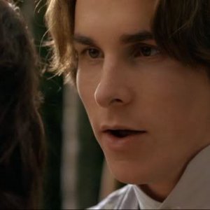 Christian Bale e Winona Ryder (di spalle) in una scena del film Piccole donne