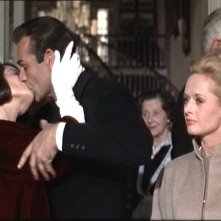 Diane Baker bacia Sean Connery sotto gli occhi di Tippi Hedren in una scena del film Marnie