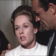 Sean Connery sorregge Tippi Hedren in una scena del film Marnie