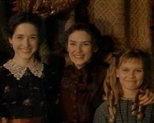 Winona Ryder con Kirsten Dunst in una scena del film Piccole donne