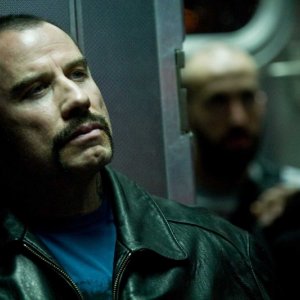 John Travolta in un'immagine del film Pelham 1-2-3: Un ostaggio al minuto