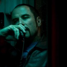 John Travolta in una scena del film Pelham 1-2-3: Un ostaggio al minuto