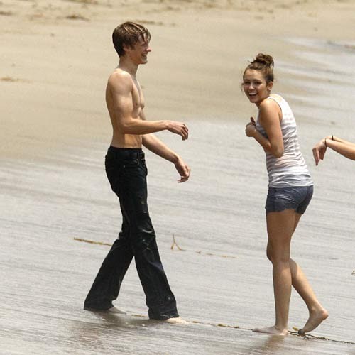 Lucas Till E Miley Cyrus In Spiaggia 119888