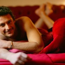 Uno scatto di Roberto Farnesi a letto