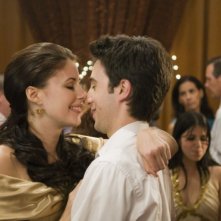 Amanda Crew e Josh Zuckerman in una romantica sequenza del film Sex Movie in 4D