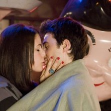 Amanda Crew e Josh Zuckerman in una tenera immagine del film Sex Movie in 4D