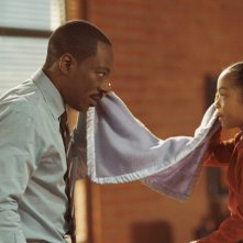 Eddie Murphy e Yara Shahidi in una scena del film Immagina che