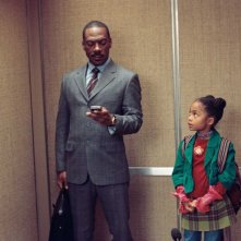 Eddie Murphy e Yara Shahidi in una sequenza del film Immagina che