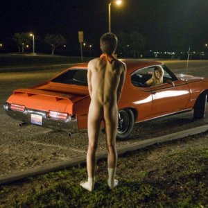 Josh Zuckerman (nudo, di spalle) e Katrina Bowden in una scena del film Sex Movie in 4D