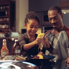 Yara Shahidi e Eddie Murphy in un'immagine della commedia Immagina che