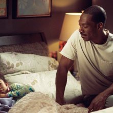 Yara Shahidi e Eddie Murphy in una scena del film Immagina che