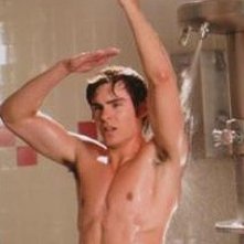 Zac Efron sotto la doccia in una scena sexy del film High School Musical 3, che è stata eliminata.