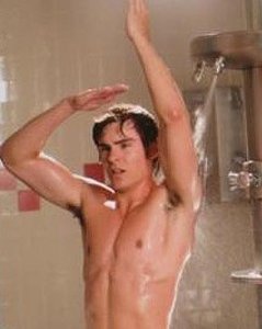 Zac Efron sotto la doccia in una scena sexy del film High School Musical 3, che è stata eliminata.