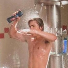 Zac Efron sotto la doccia in una sequenza sexy del film High School Musical 3, che è stata eliminata.