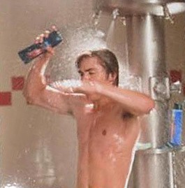 Zac Efron sotto la doccia in una sequenza sexy del film High School Musical 3, che è stata eliminata.