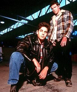 Adam Garcia e Sam Worthington in una immagine promo di Bootmen (2000)