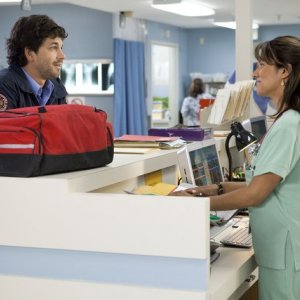Adam Garcia e Suleka Mathew è Bobbie in una scena dell'episodio Healing Time di Hawthorne
