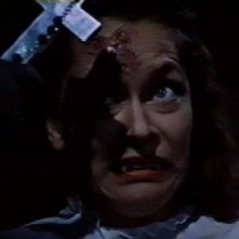 Carol Marsh impaurita dalla croce nel film Dracula il vampiro