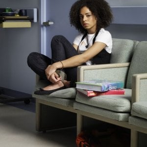 Hannah Hodson è Camille in una foto promozionale della serie TV Hawthorne