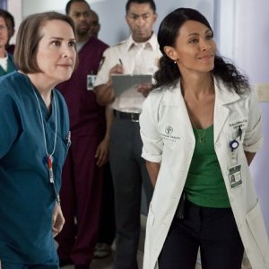 Jillian Armenante e Jada Pinkett Smith nell'episodio Healing Time di Hawthorne