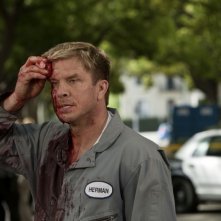 Kenny Johnson in una scena dell'episodio We're Already Here di Saving Grace