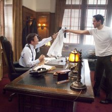 Mark-Paul Gosselaar e John Michael Higgins in una scena dell'episodio The Curious Case Of Kellerman's Button di Raising the Bar