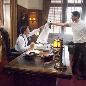 Mark-Paul Gosselaar e John Michael Higgins in una scena dell'episodio The Curious Case Of Kellerman's Button di Raising the Bar