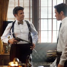 Mark-Paul Gosselaar e John Michael Higgins nell'episodio The Curious Case Of Kellerman's Button di Raising the Bar