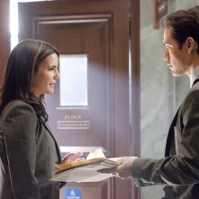 Mark-Paul Gosselaar e Natalia Cigliuti in una scena dell'episodio The Curious Case Of Kellerman's Button di Raising the Bar