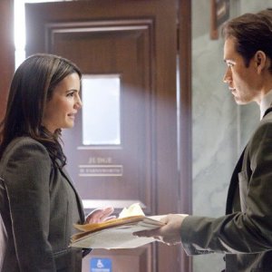 Mark-Paul Gosselaar e Natalia Cigliuti in una scena dell'episodio The Curious Case Of Kellerman's Button di Raising the Bar