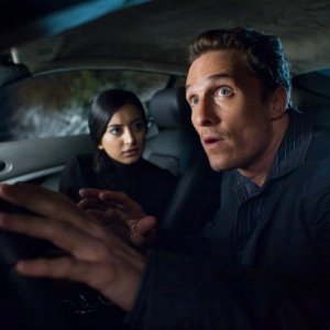 Matthew McConaughey e Noureen DeWulf in un'immagine del film La rivolta delle ex