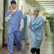 Michael Vartan e Jada Pinket Smith in una scena del pilot della serie TV Hawthorne