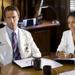 Michael Vartan e Jada Pinket Smith nel pilot della serie TV Hawthorne