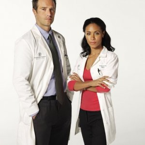 Michael Vartan e Jada Pinket Smith nella serie TV Hawthorne