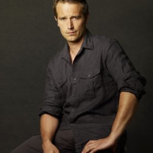 Michael Vartan è Tom Wakefield in una foto promozionale della serie TV Hawthorne