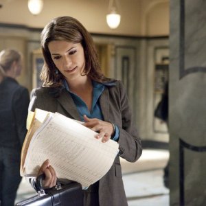 Natalia Cigliuti in una scena dell'episodio The Curious Case Of Kellerman's Button di Raising the Bar