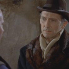 Peter Cushing e George Woodbridge (di spalle) in una scena del film Dracula il vampiro