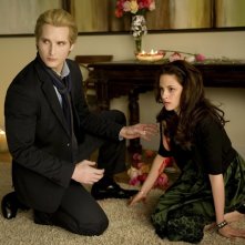 Peter Facinelli e Kristen Stewart in una scena di Twilight: New Moon