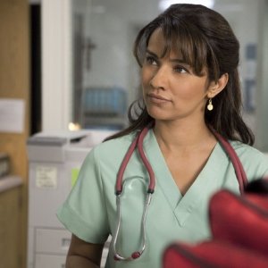 Suleka Mathew è Bobbie in una scena dell'episodio Healing Time di Hawthorne